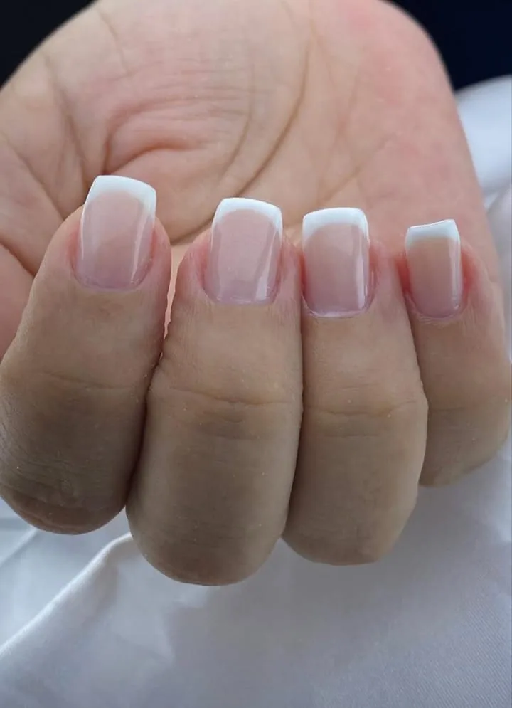 Unhas quadradas com francesinha branca