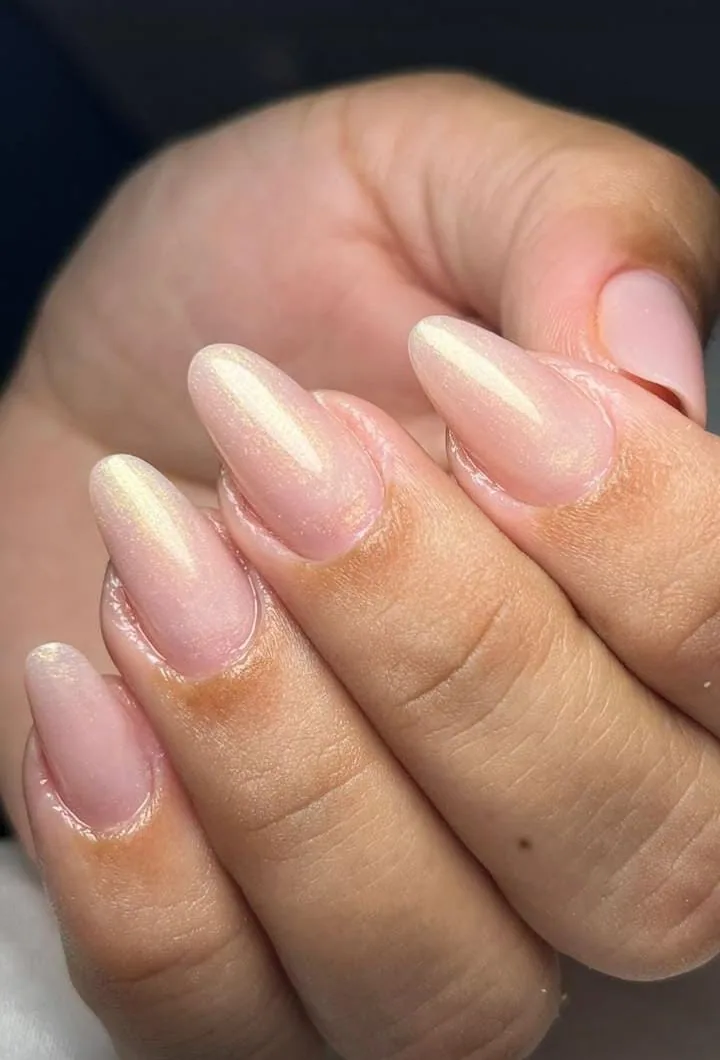 Unhas amendoadas com esmaltação perolada rosé