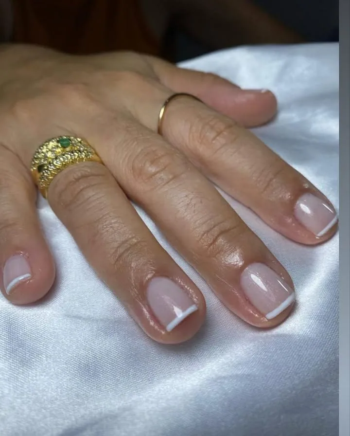 Unhas curtas com francesinha branca delicada